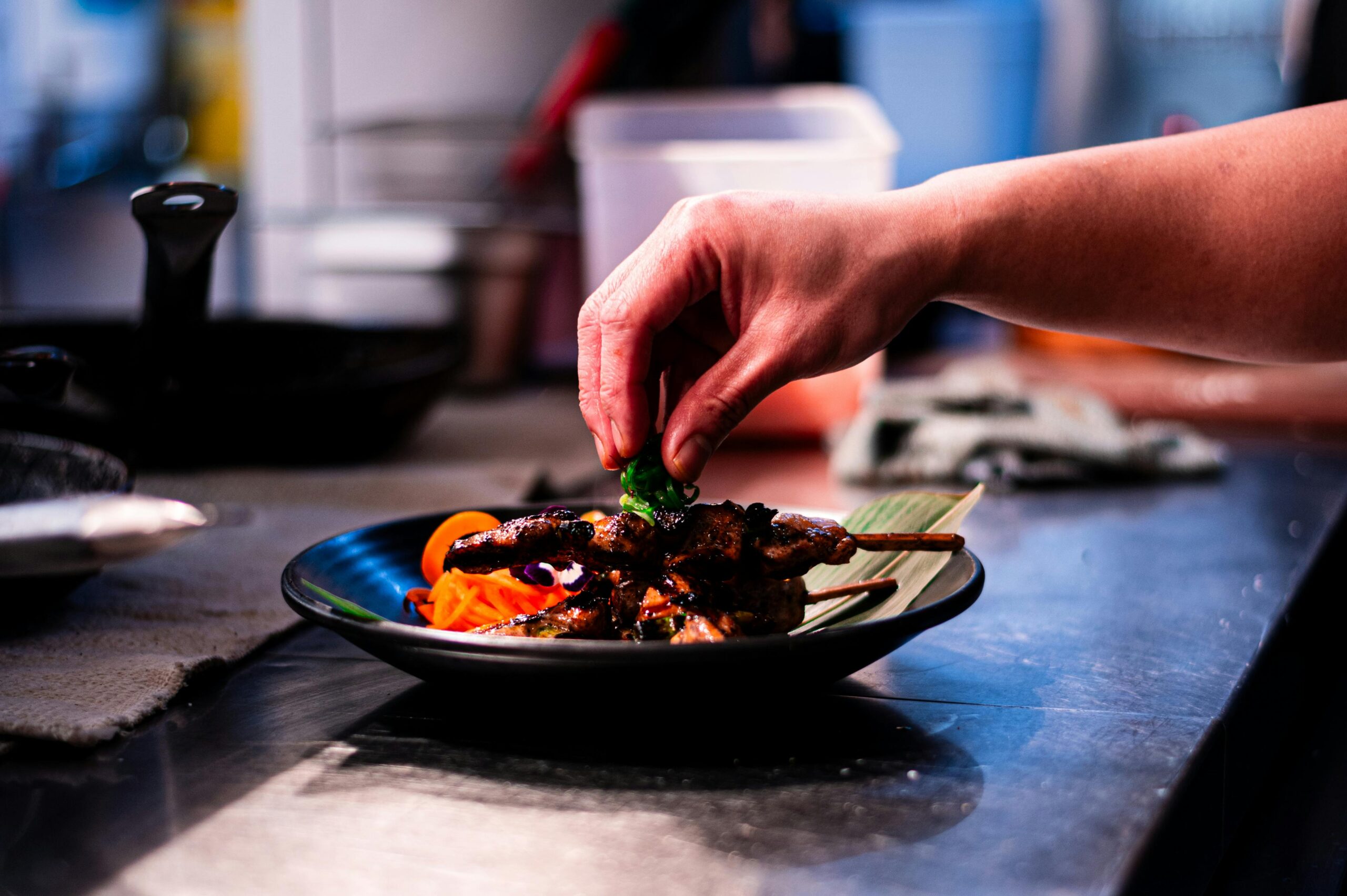 Une équipe de marketing digital en pleine analyse des performances SEO et des campagnes publicitaires pour booster la visibilité d’un hôtel indépendant.